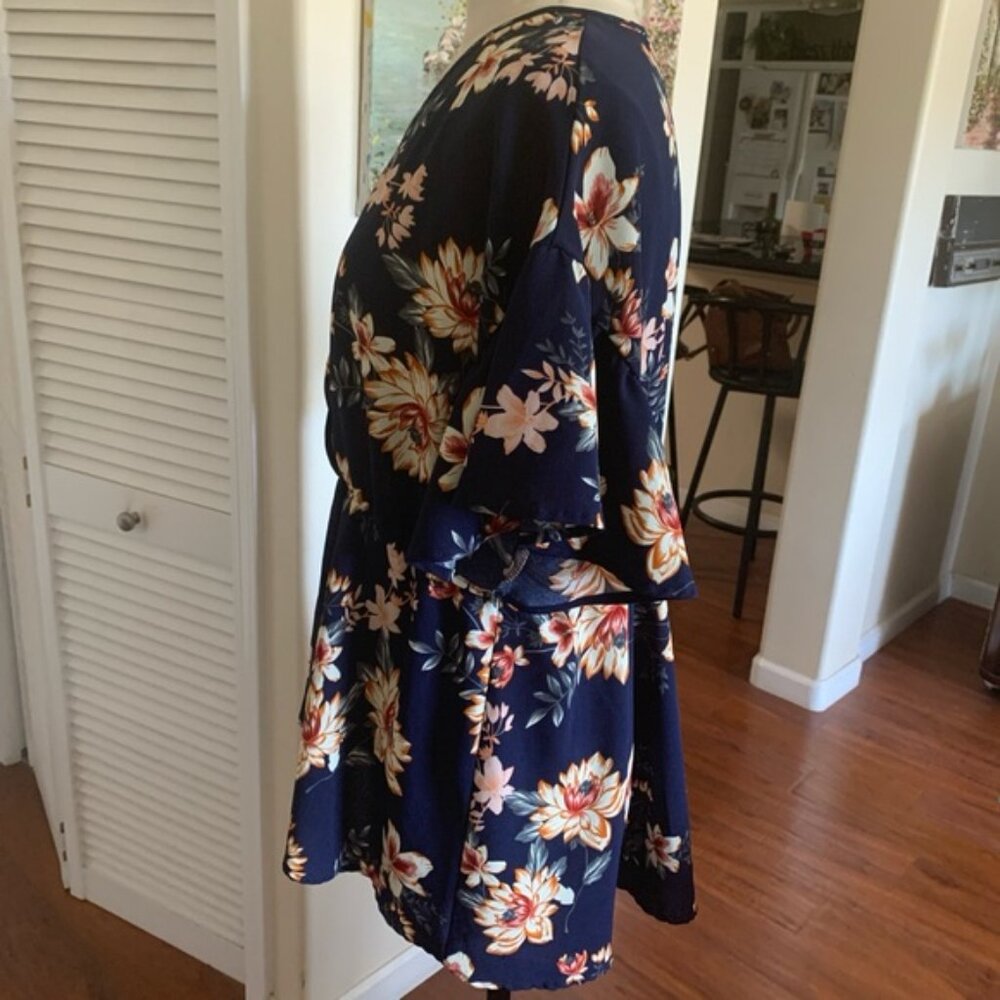 Very pretty navy with floral design plus size blouse, excellent condition